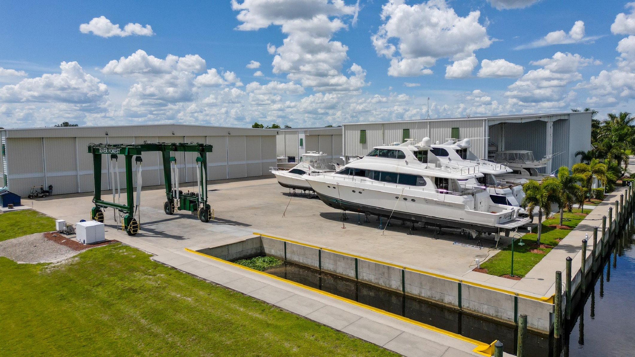 Outside-land-yacht-storage-boat-storage-Fort-Myers-Stuart-Cape-Coral-Florida