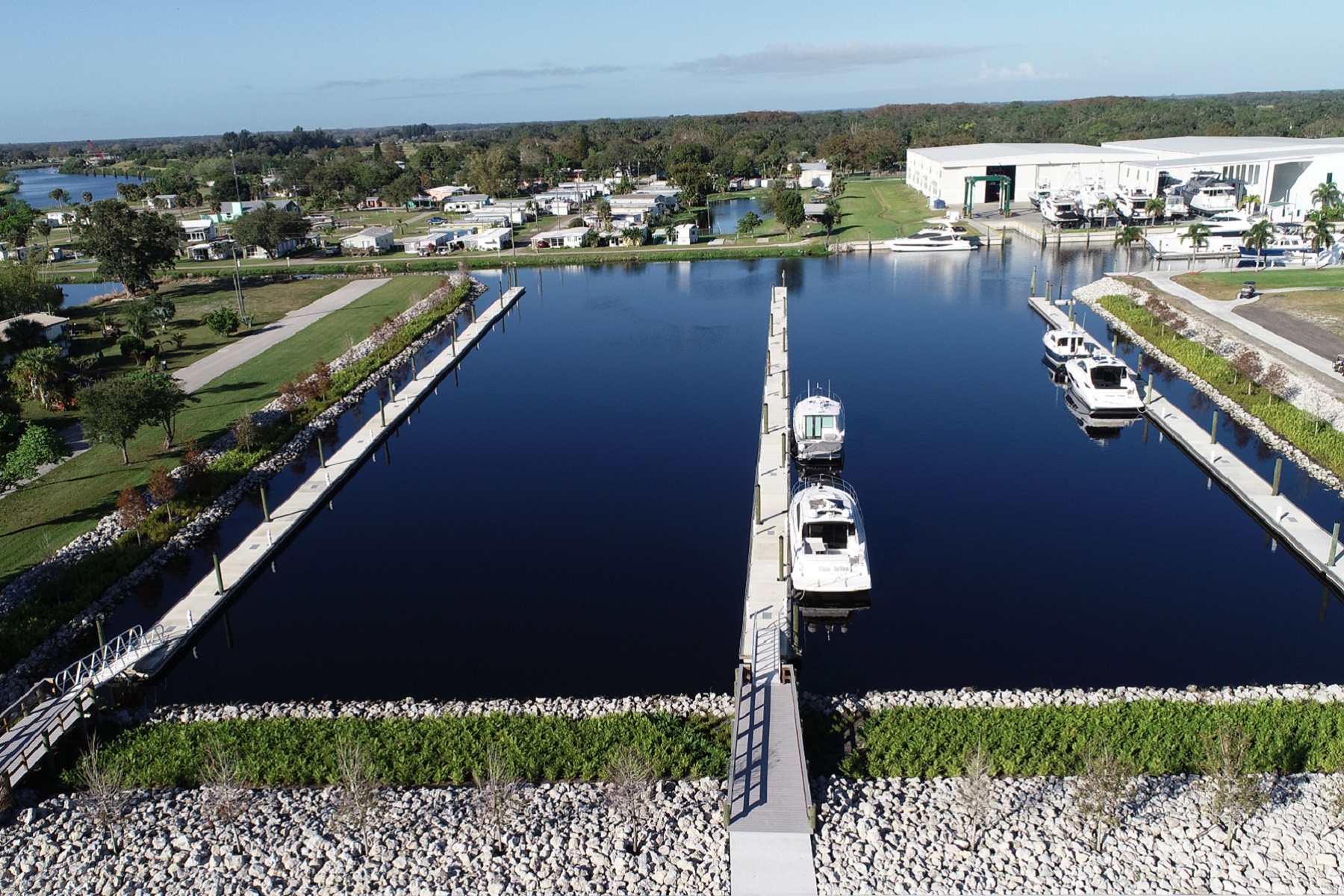 yacht-dockage-fresh-water-dockage-Florida-Fort-Myers-Cape-Coral-River-Forest-Yachting-Centers-of-LaBelle-and-Stuar