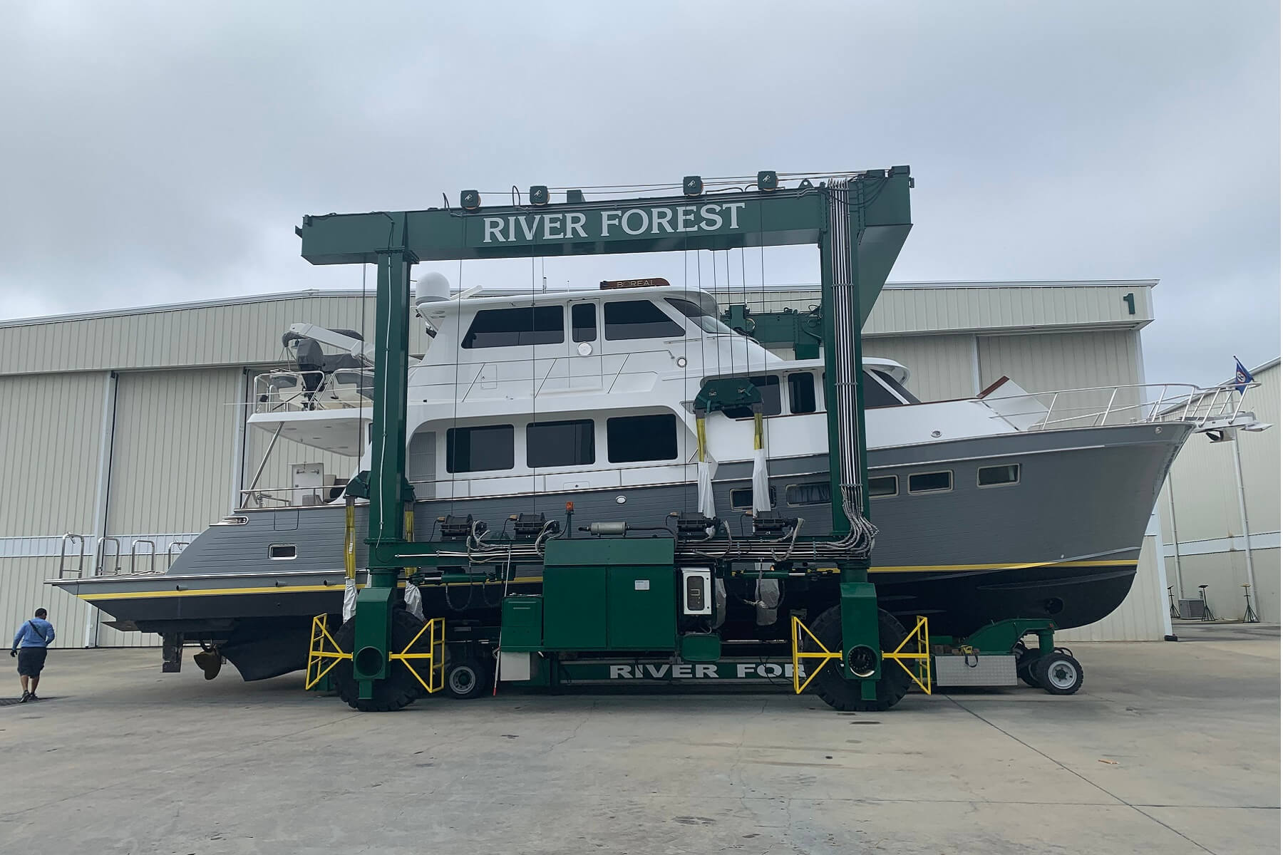 yacht-on-a-River-Forest-lift-yacht-service-boat-service-yacht-repair-boat-repair-Florida-Stuart-LaBelle-Fort-Myers-Cape-Coral-Moore-Haven-Naples.-home-page